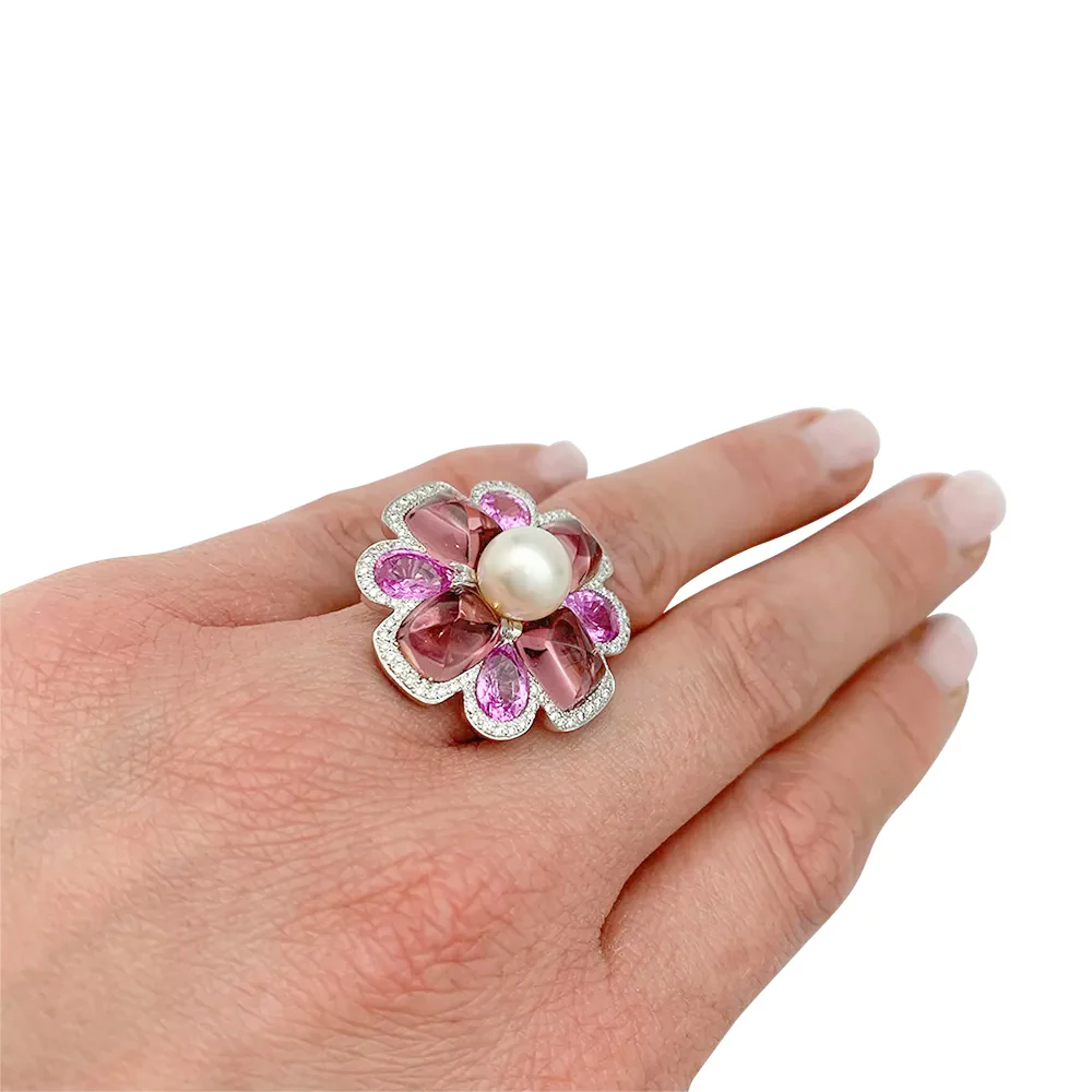 Bague Chanel, "San Marco", or blanc, perle, saphirs roses, tourmalines roses, diamants. - Image 7
