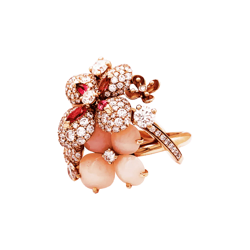 Bague Chaumet, « Hortensia Aube rosée », or rose, diamants, saphir rose et opales roses.