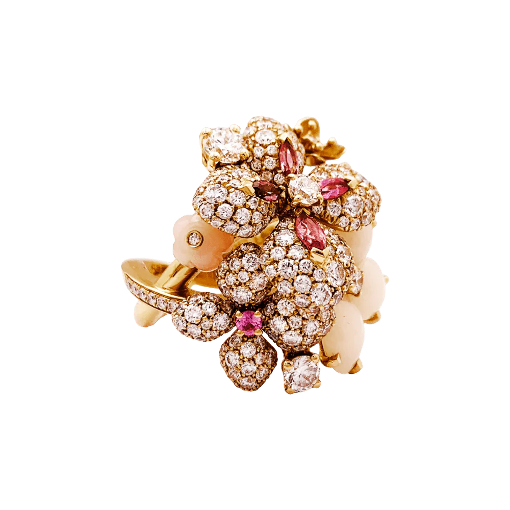 Bague Chaumet, « Hortensia Aube rosée », or rose, diamants, saphir rose et opales roses. - Image 3