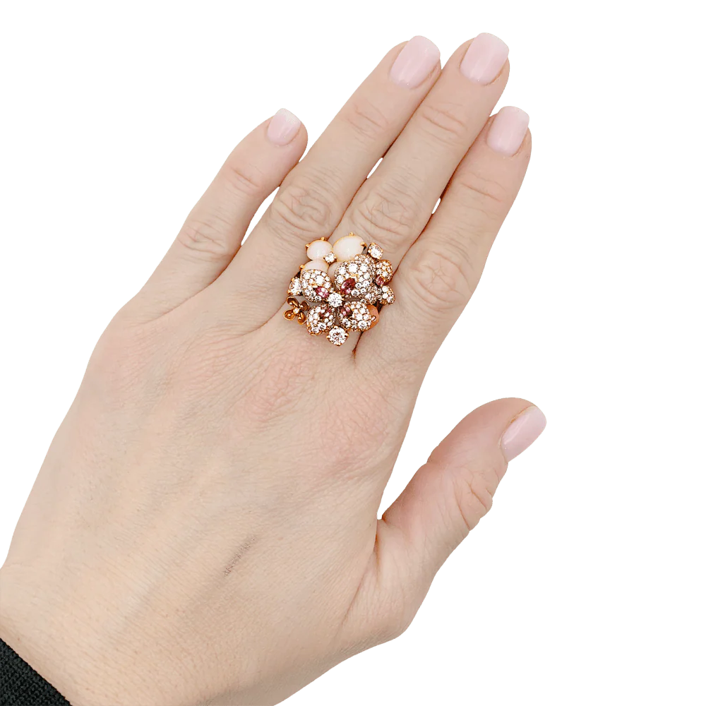 Bague Chaumet, « Hortensia Aube rosée », or rose, diamants, saphir rose et opales roses. - Image 7