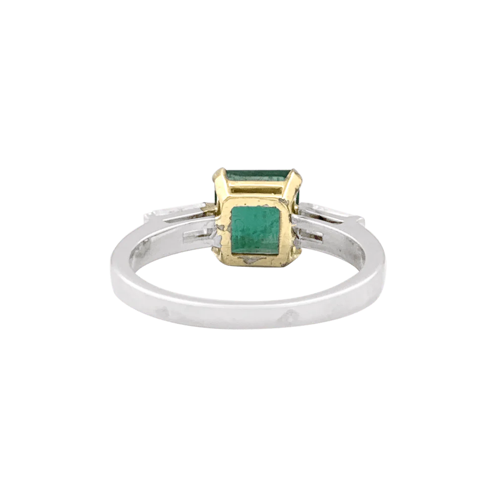 Bague deux tons d'or, émeraude et diamants. - Image 4