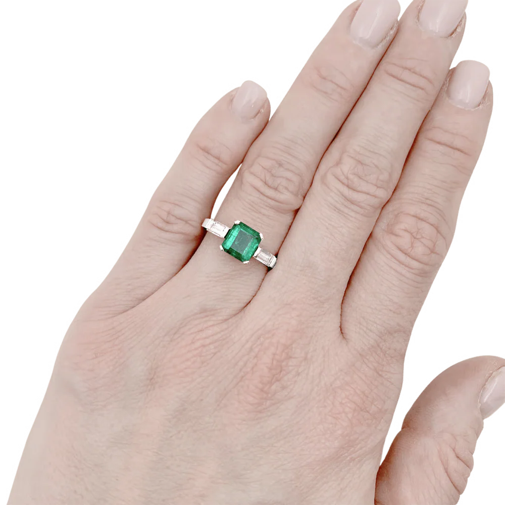 Bague deux tons d'or, émeraude et diamants. - Image 5