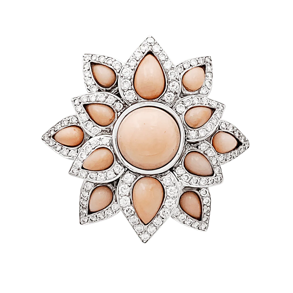 Bague fleur, or blanc, diamants et corail peau d'ange.