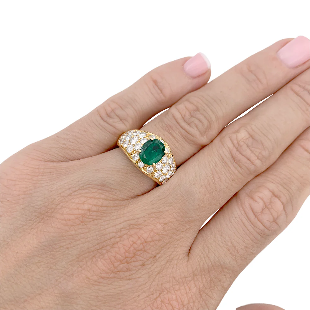 Bague or jaune, émeraude ovale et pavage diamants. - Image 8