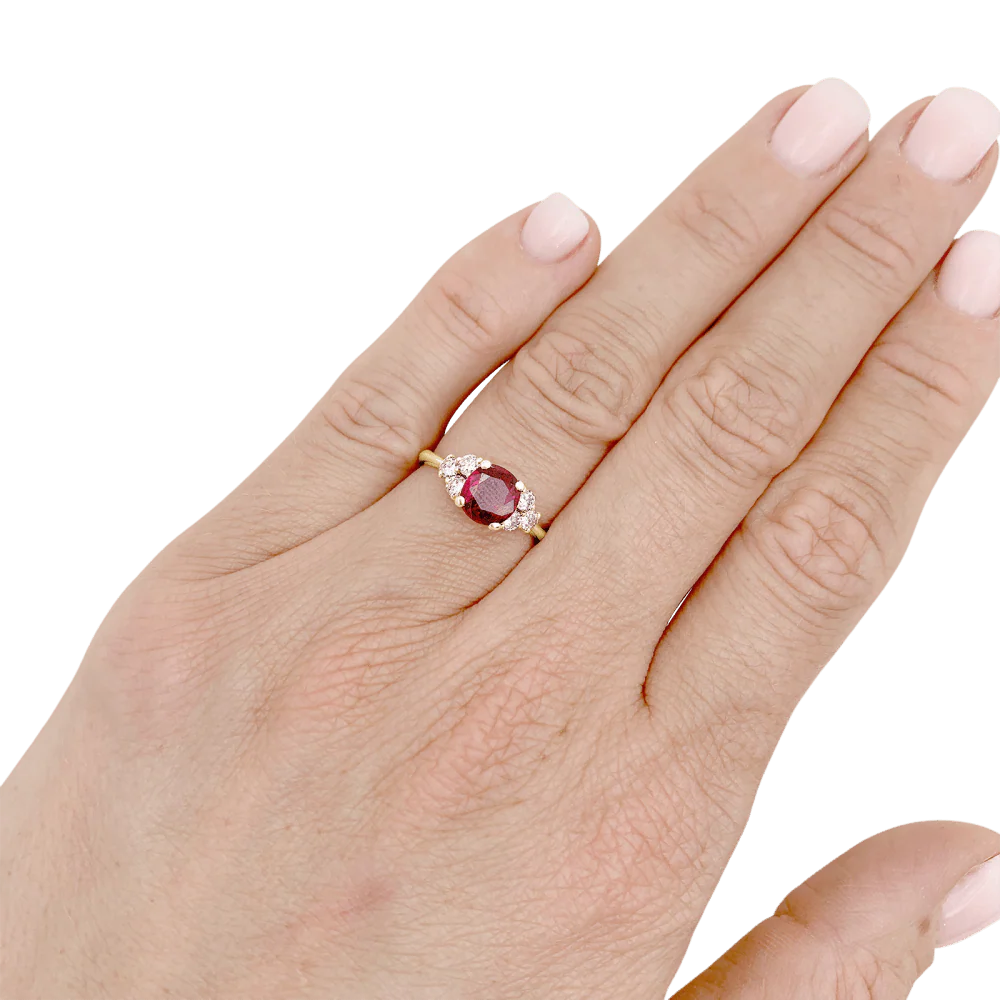 Bague or jaune, rubis et diamants. - Image 5