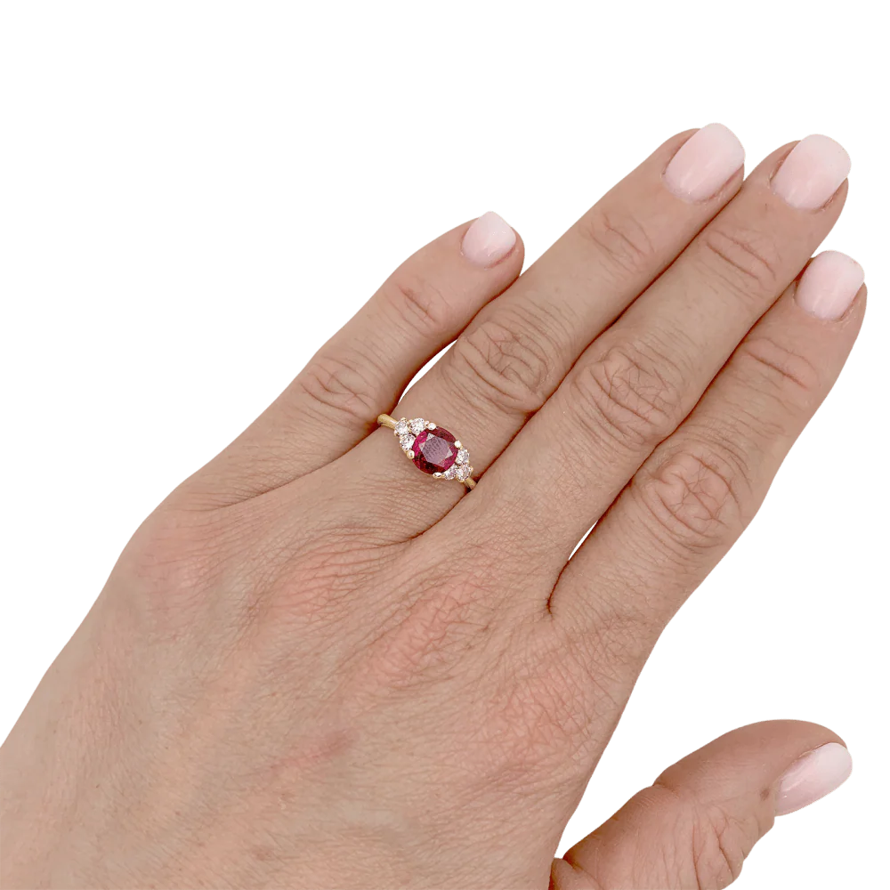 Bague or jaune, rubis et diamants. - Image 6