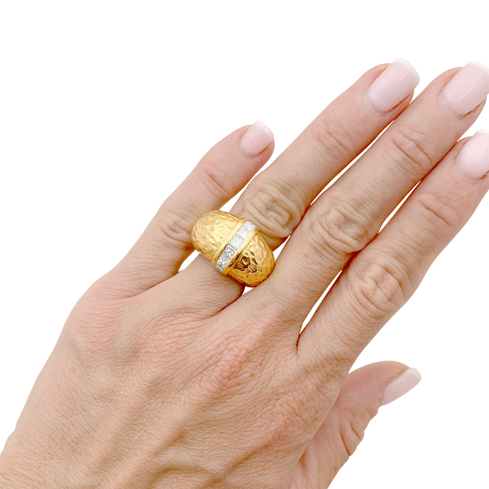 Bague or jaune texturé et diamants taille princesse. - Image 4
