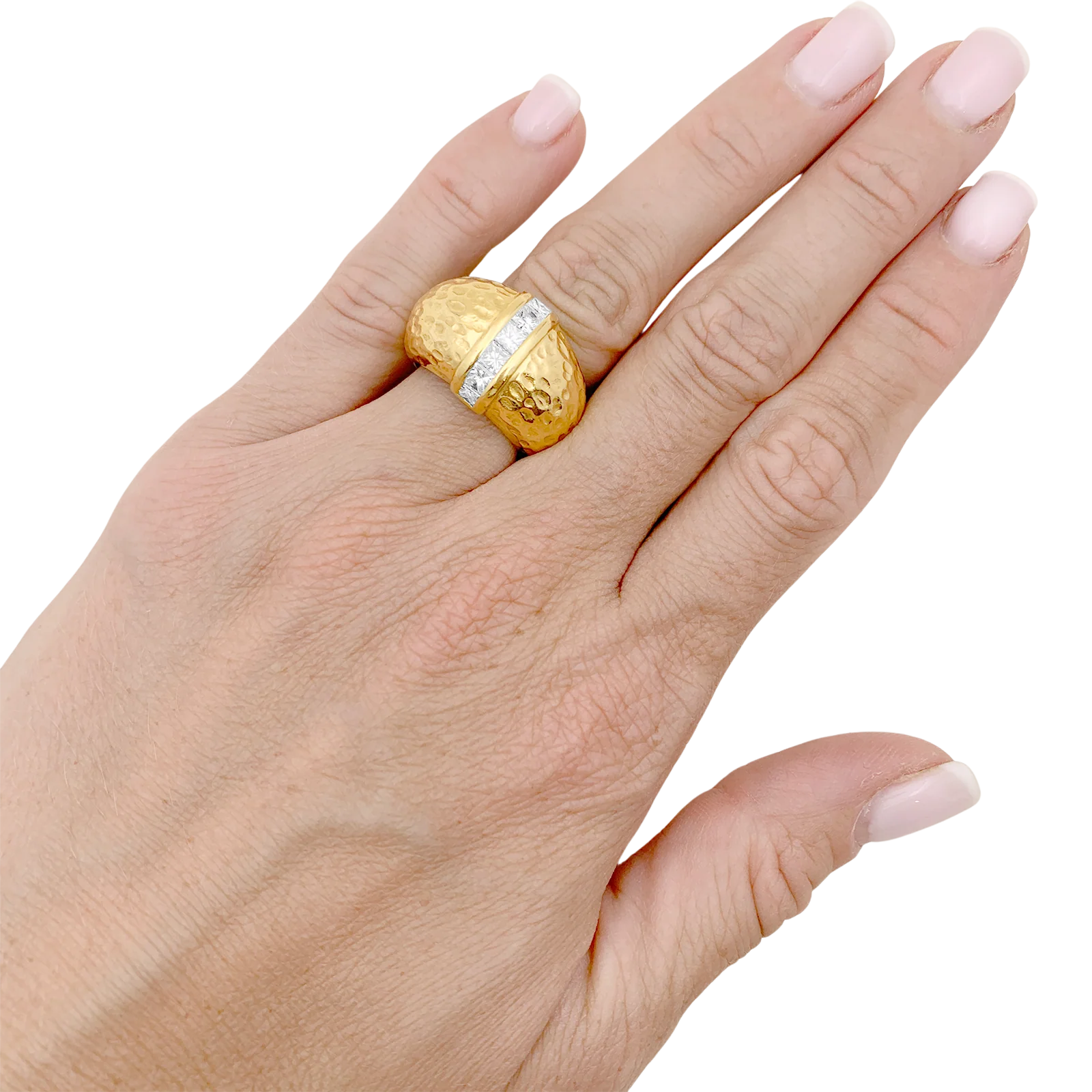 Bague or jaune texturé et diamants taille princesse. - Image 5