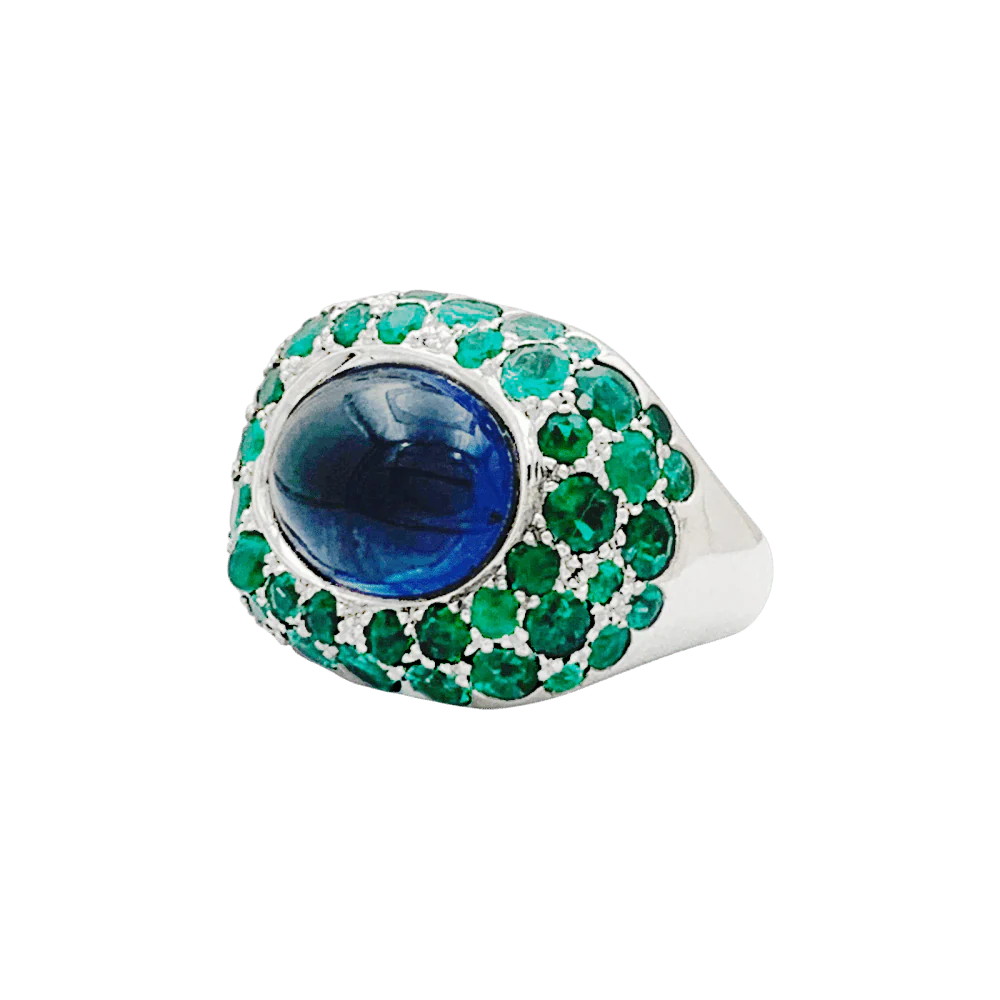 Bague Poiray « Cabaret » or blanc, iolite et émeraudes.