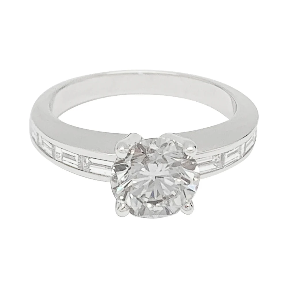 Bague solitaire accompagné de diamants baguette. - Image 3