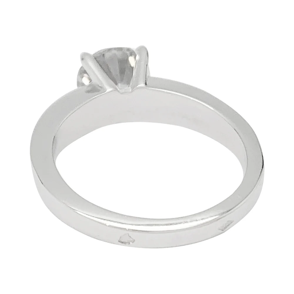 Bague solitaire accompagné de diamants baguette. - Image 4