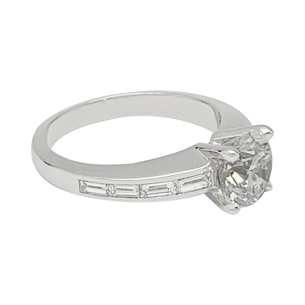 Bague solitaire accompagné de diamants baguette. - Image 5