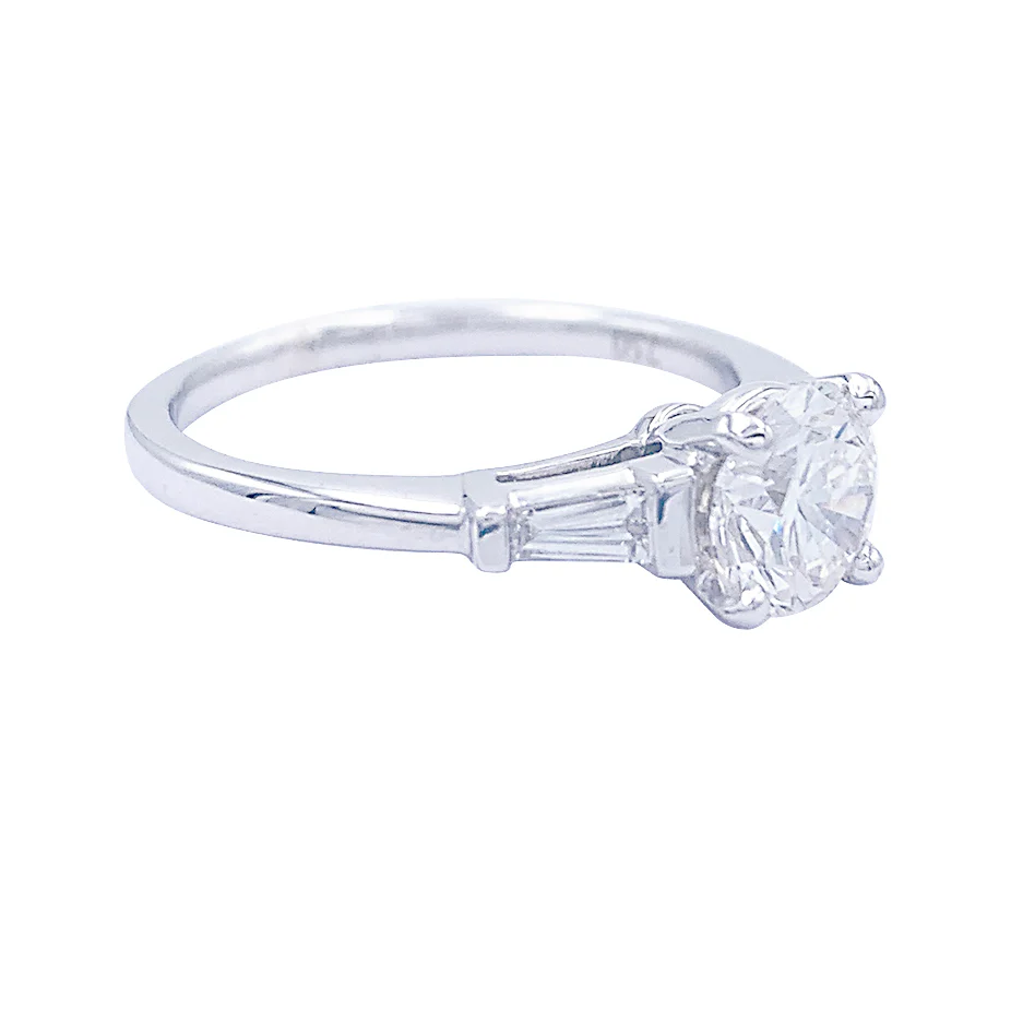 Bague solitaire accompagné de diamants baguette. - Image 4
