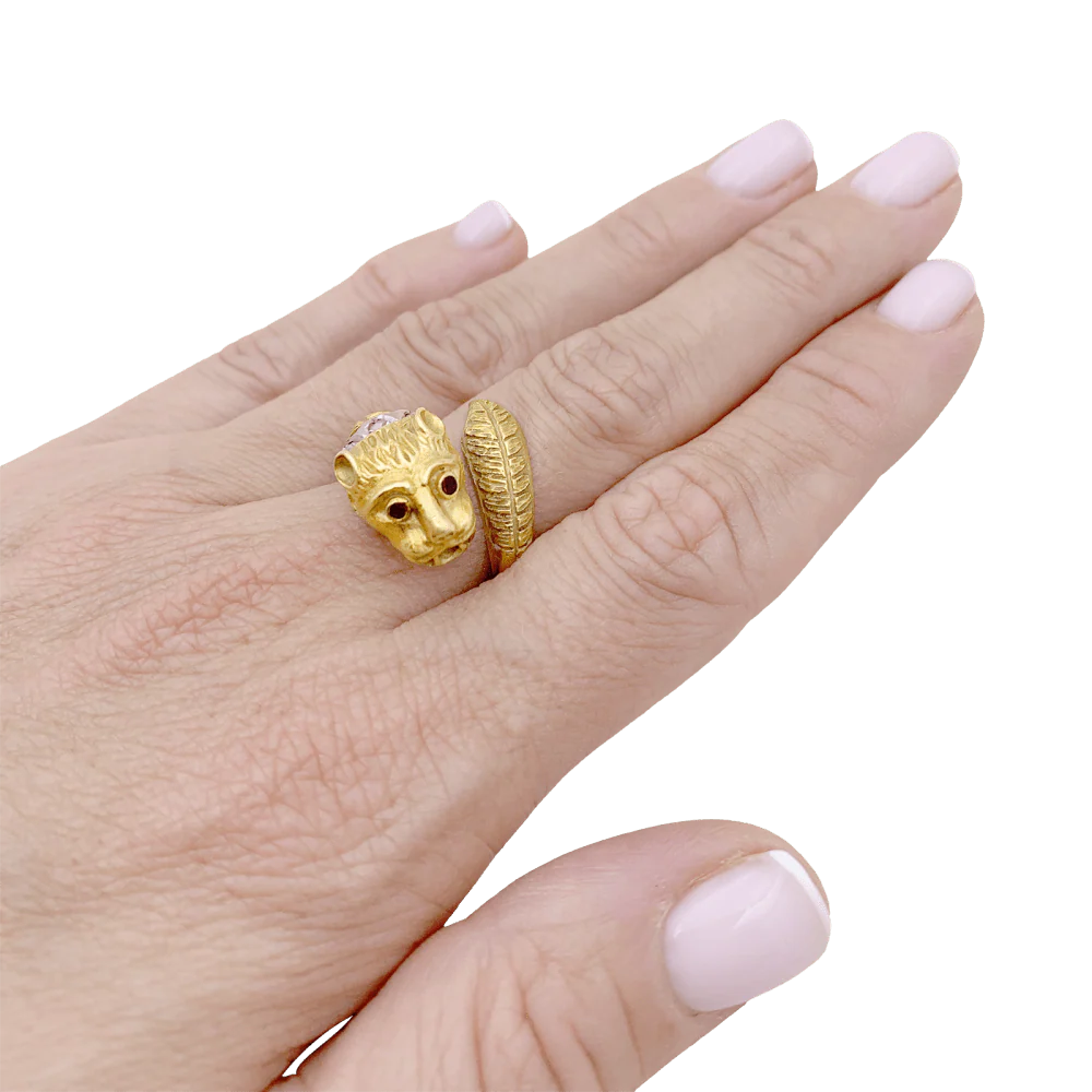 Bague Zolotas, « Tête de Lion » deux ors, diamants et rubis. - Image 5