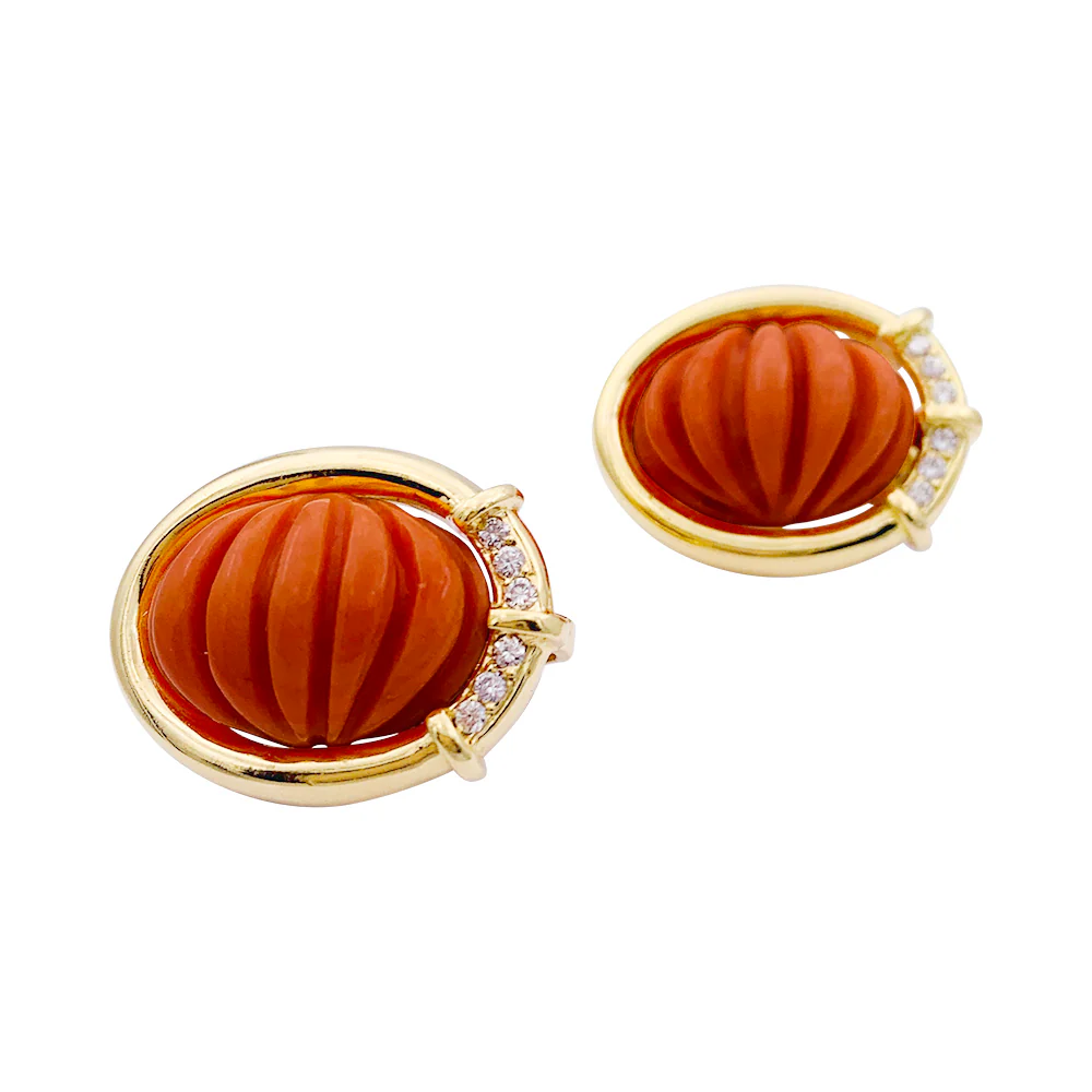 Boucles d'oreilles clips or jaune, corail et diamants. - Image 3