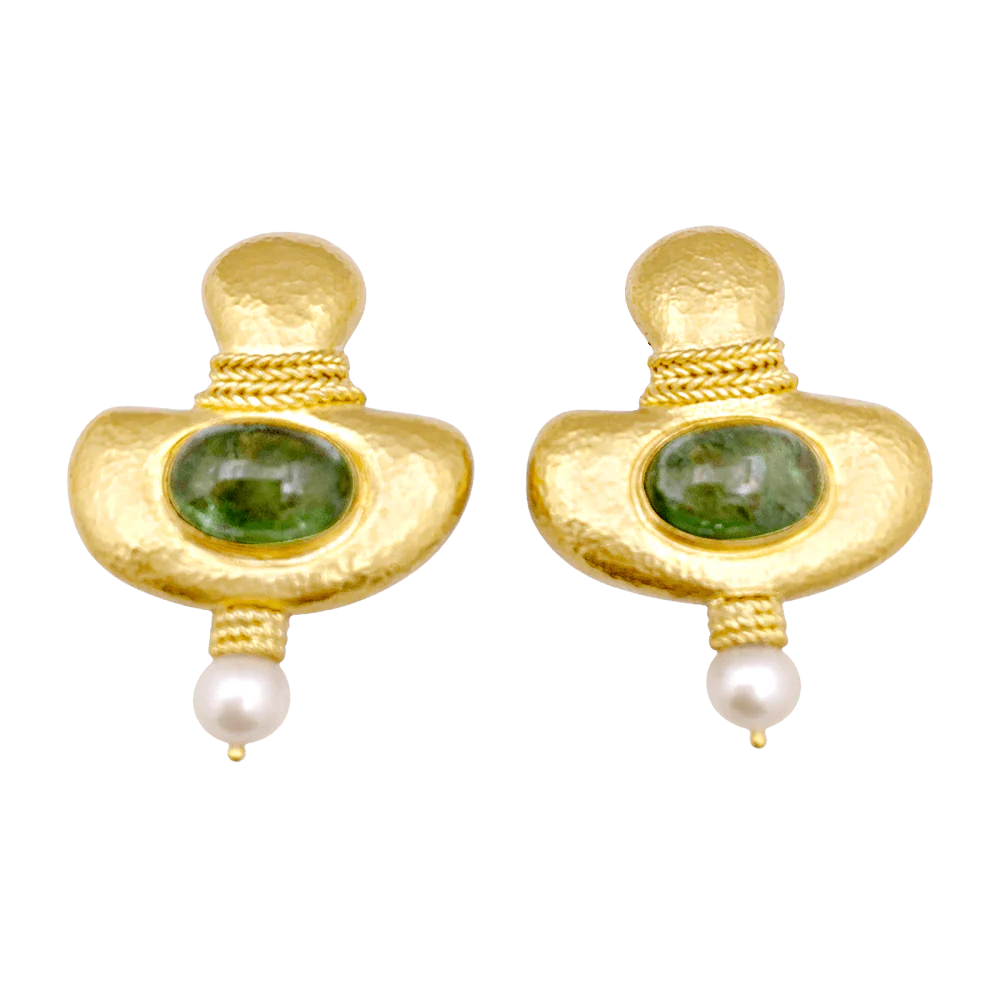 Boucles d'oreilles en or jaune 22kt martelé, tourmalines vertes et perles.