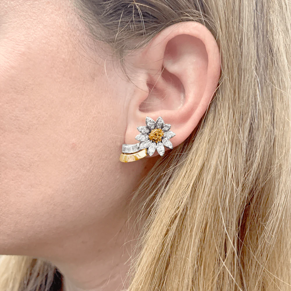 Boucles d'oreilles, "Fleur", or jaune, platine et diamants. - Image 6