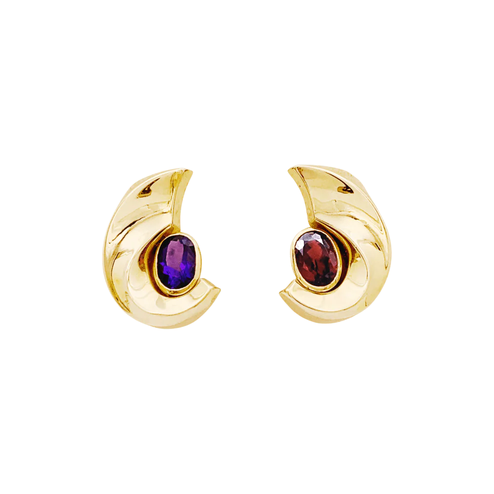 Boucles d'oreilles or jaune et pierres de couleur.