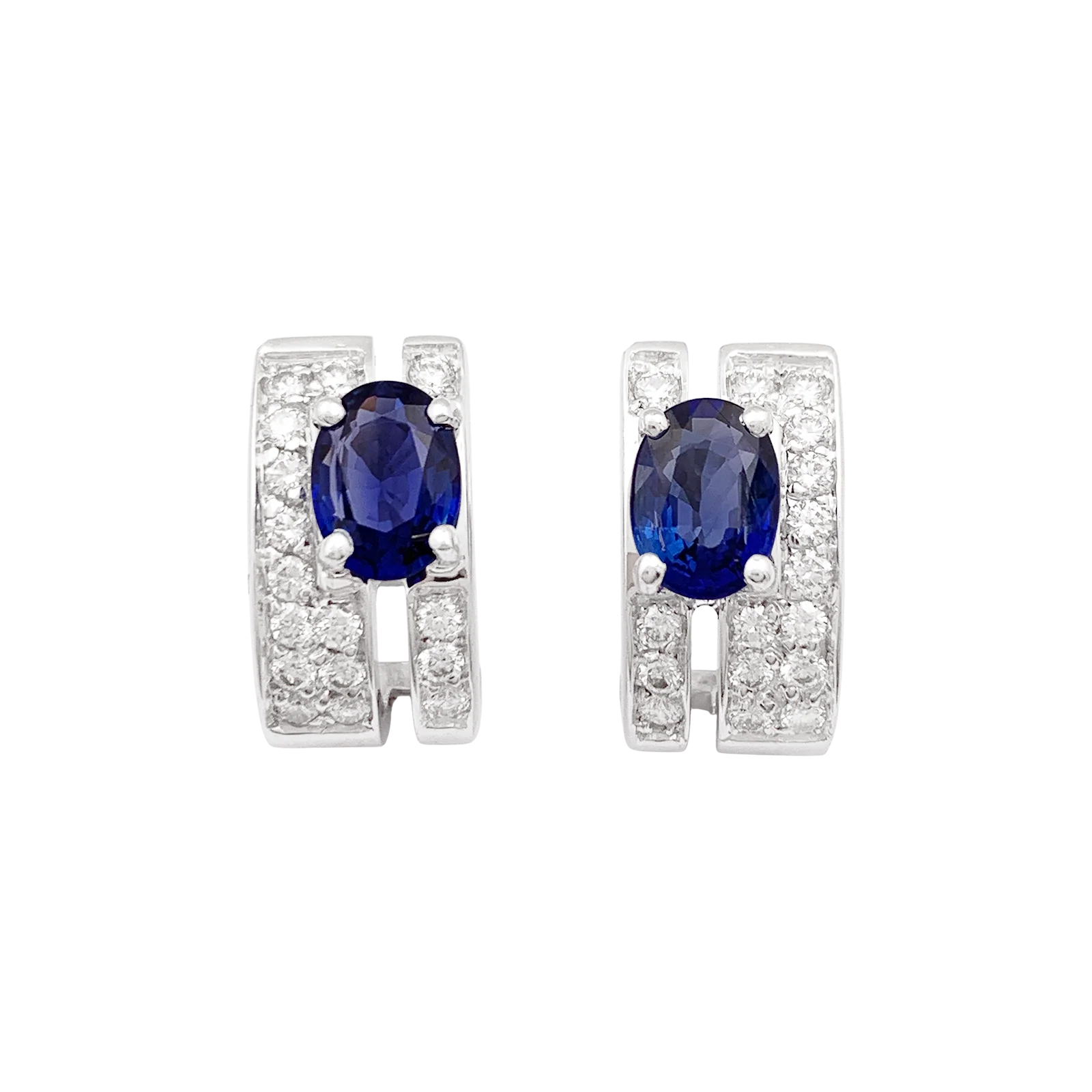 Boucles d'oreilles saphirs, diamants, or blanc. - Image 4