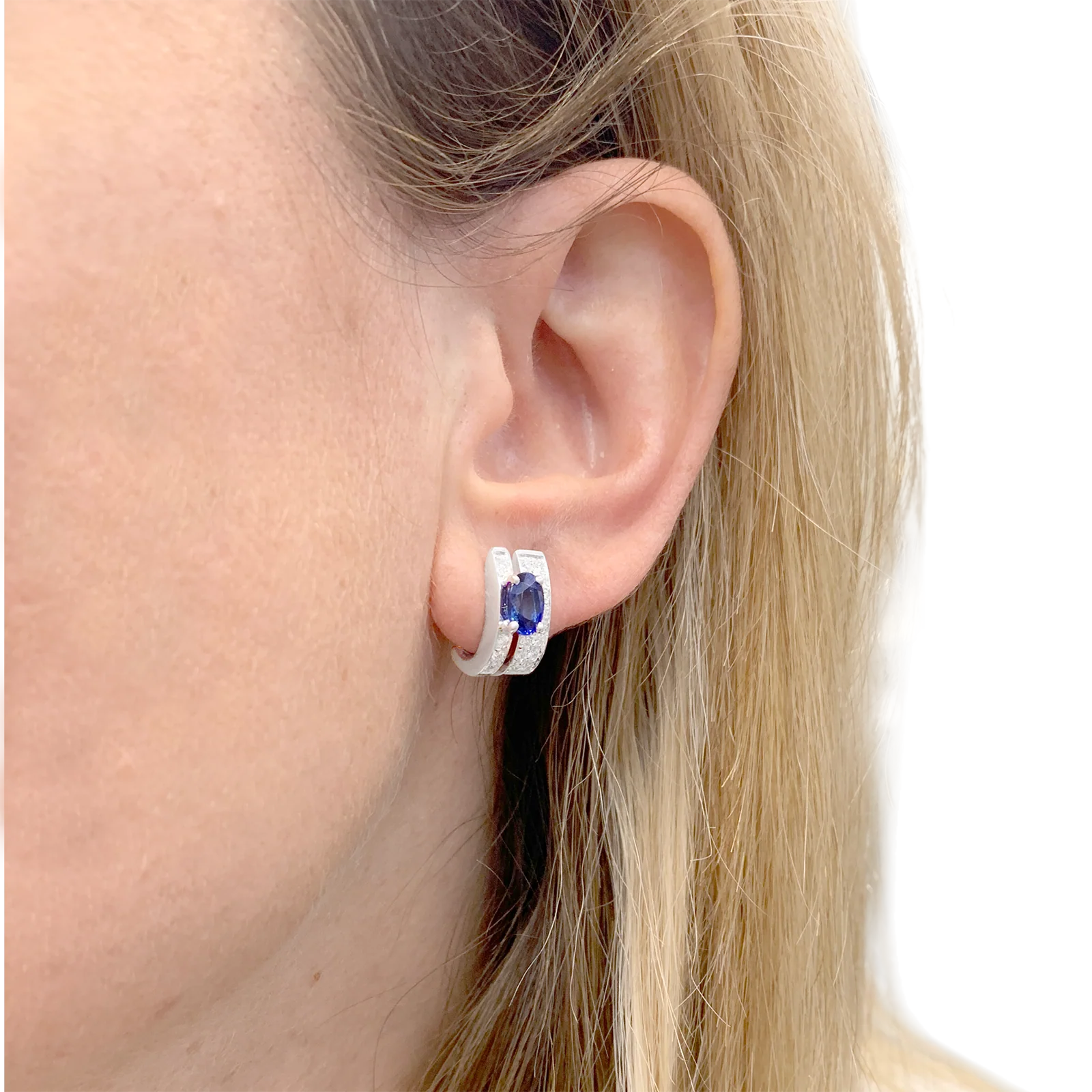 Boucles d'oreilles saphirs, diamants, or blanc. - Image 5