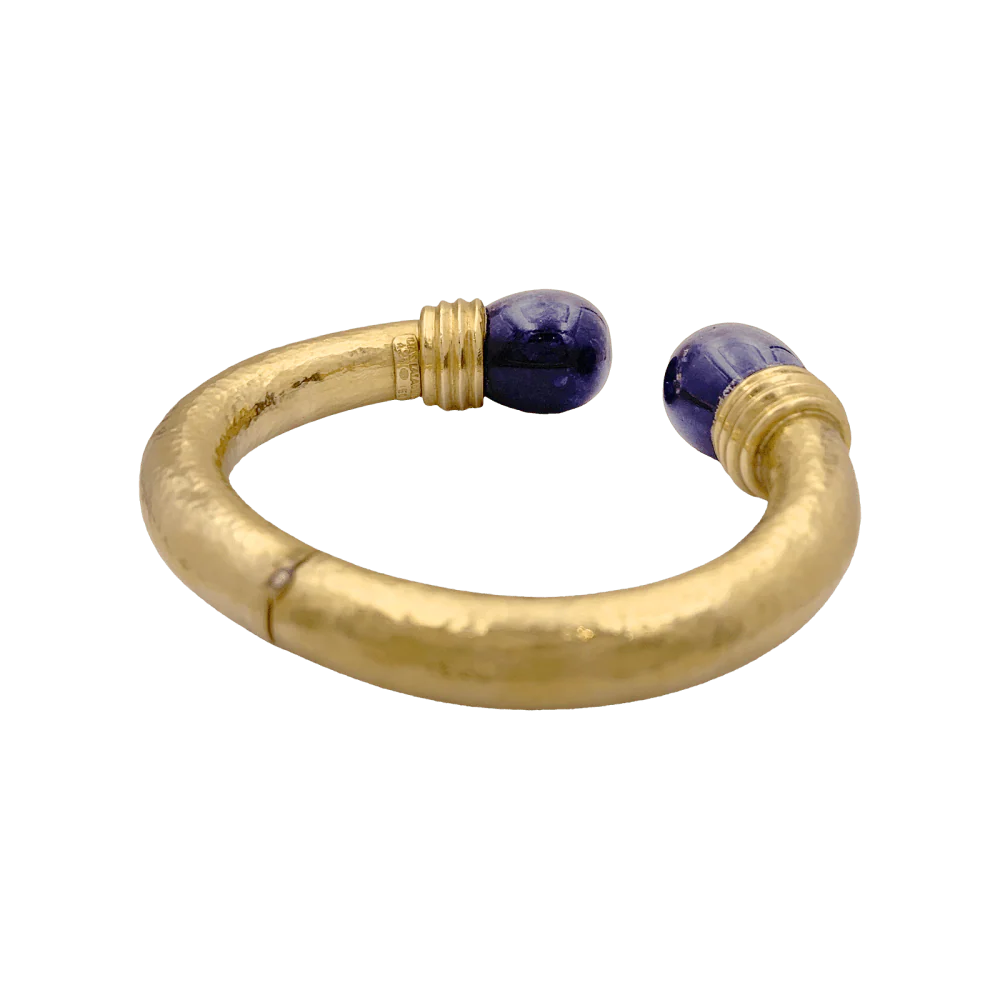 Bracelet jonc Ilias Lalaounis, collection "Neolithic", en or jaune martelé et sodalite. - Image 3