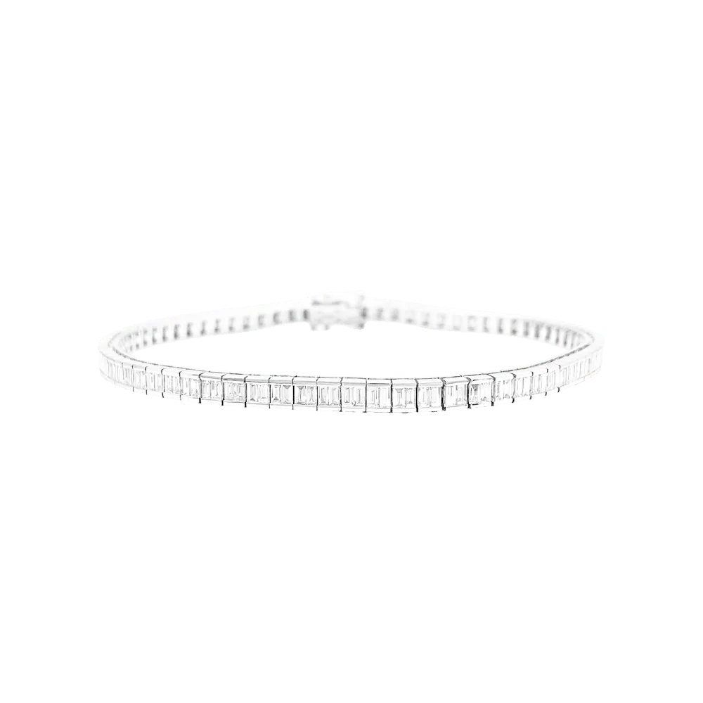 Bracelet ligne, or blanc et diamants taille baguette.