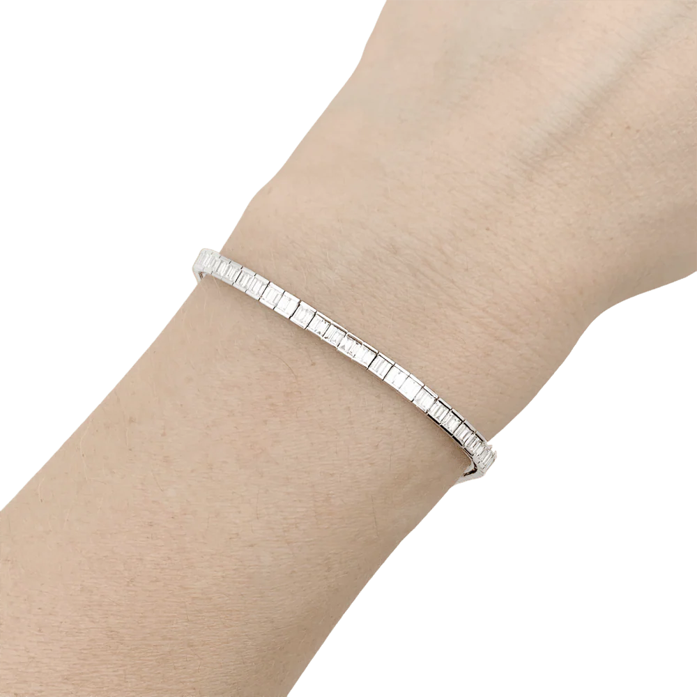 Bracelet ligne, or blanc et diamants taille baguette. - Image 5