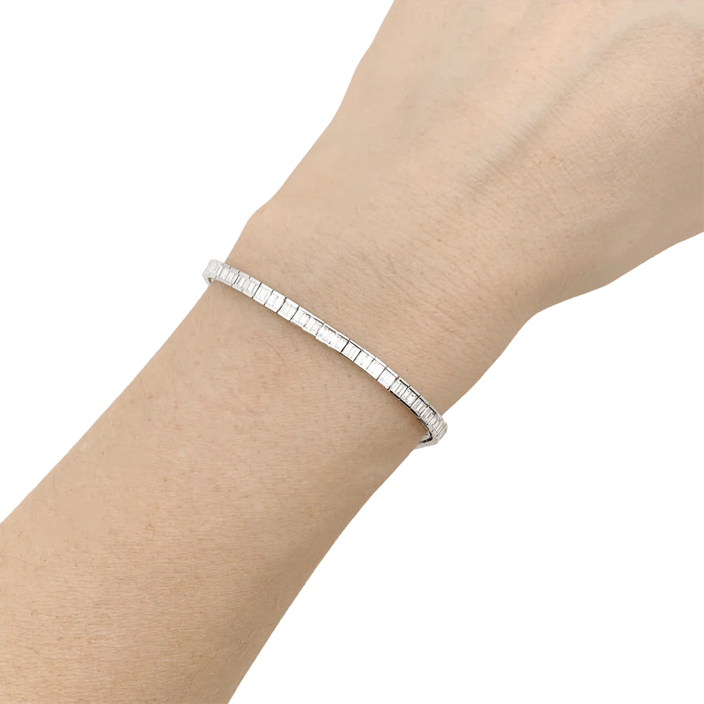 Bracelet ligne, or blanc et diamants taille baguette. - Image 6