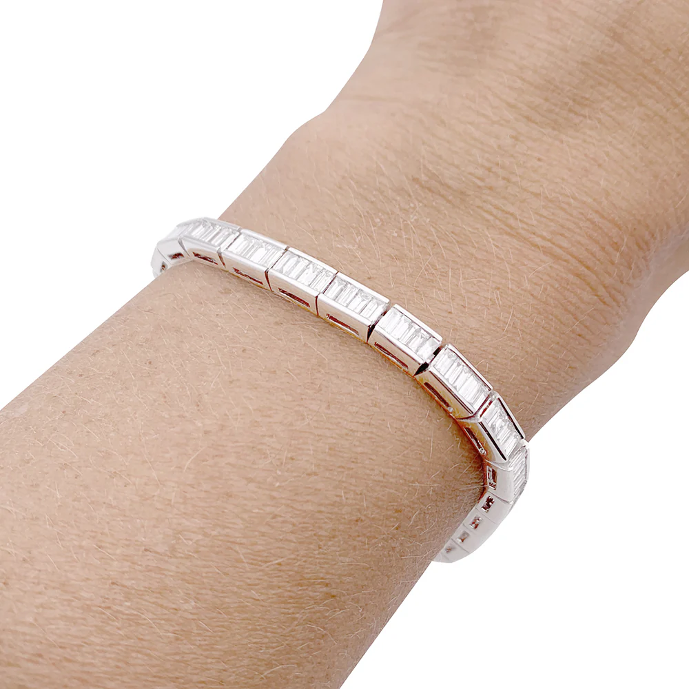 Bracelet ligne, or blanc et diamants taille baguette. - Image 7