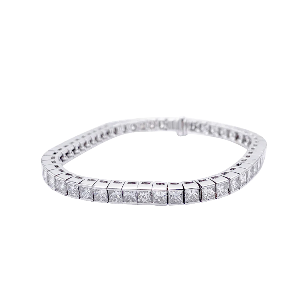 Bracelet ligne or blanc et diamants taille princesse.