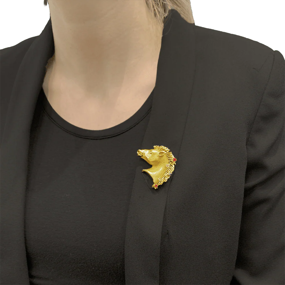 Broche "protomée de cheval", or jaune, diamants, rubis, saphir et émeraude. - Image 6