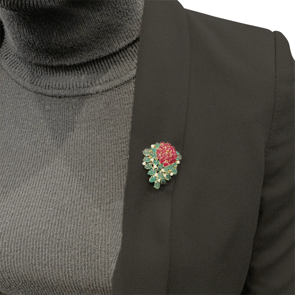Clip Floral, or jaune, diamants, émeraudes, rubis. - Image 6