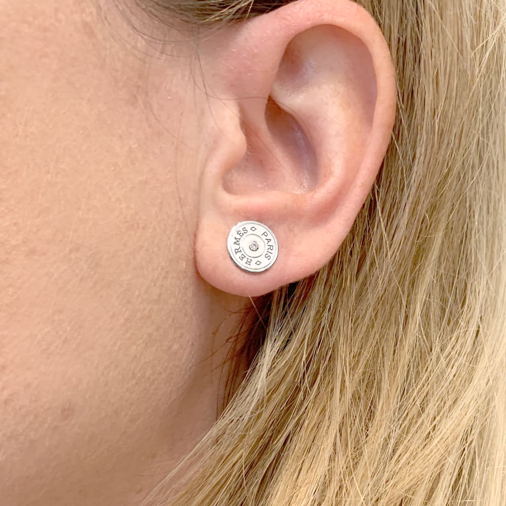 Puces d'oreilles Hermès, "Clou de Selle", or blanc et diamants. - Image 5