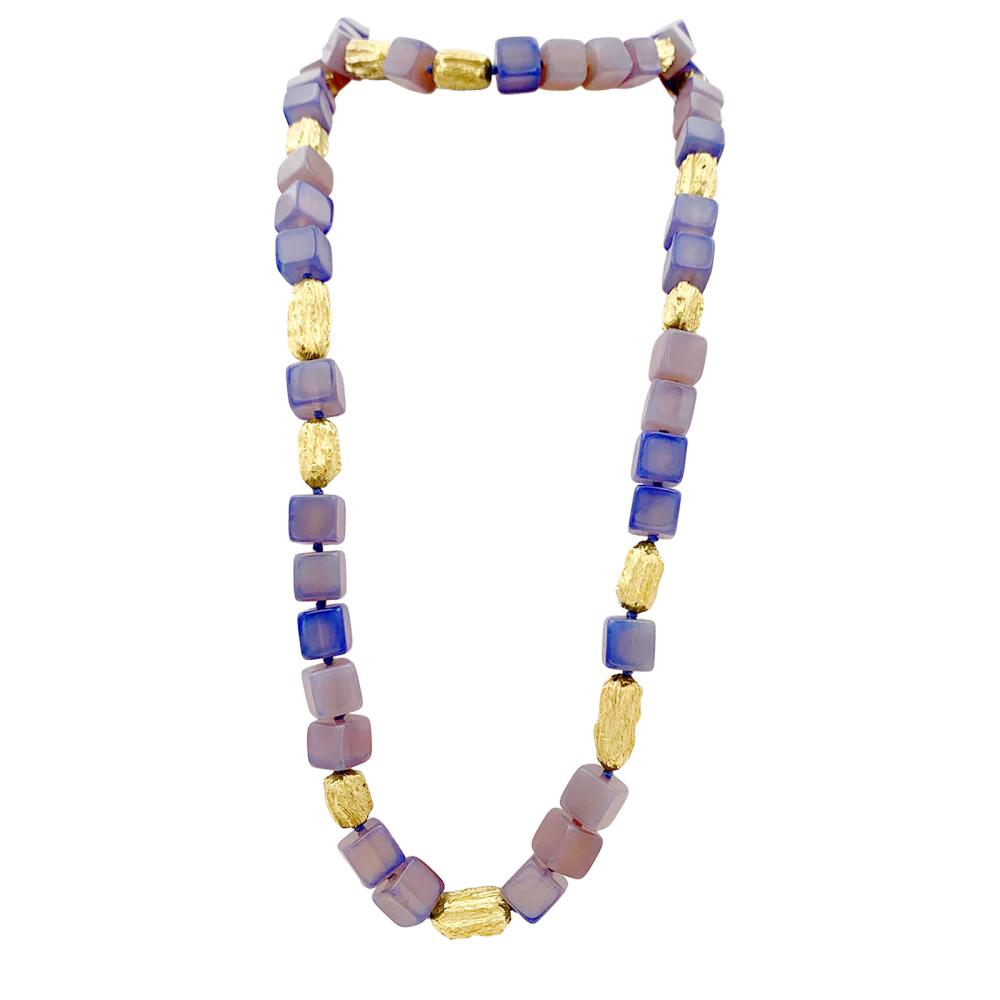 Sautoir cubes de calcédoine et motifs en or jaune.
