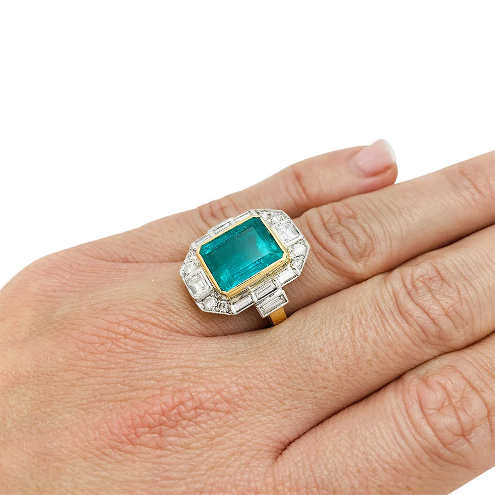 Bague deux ors émeraude et diamants. - Image 9