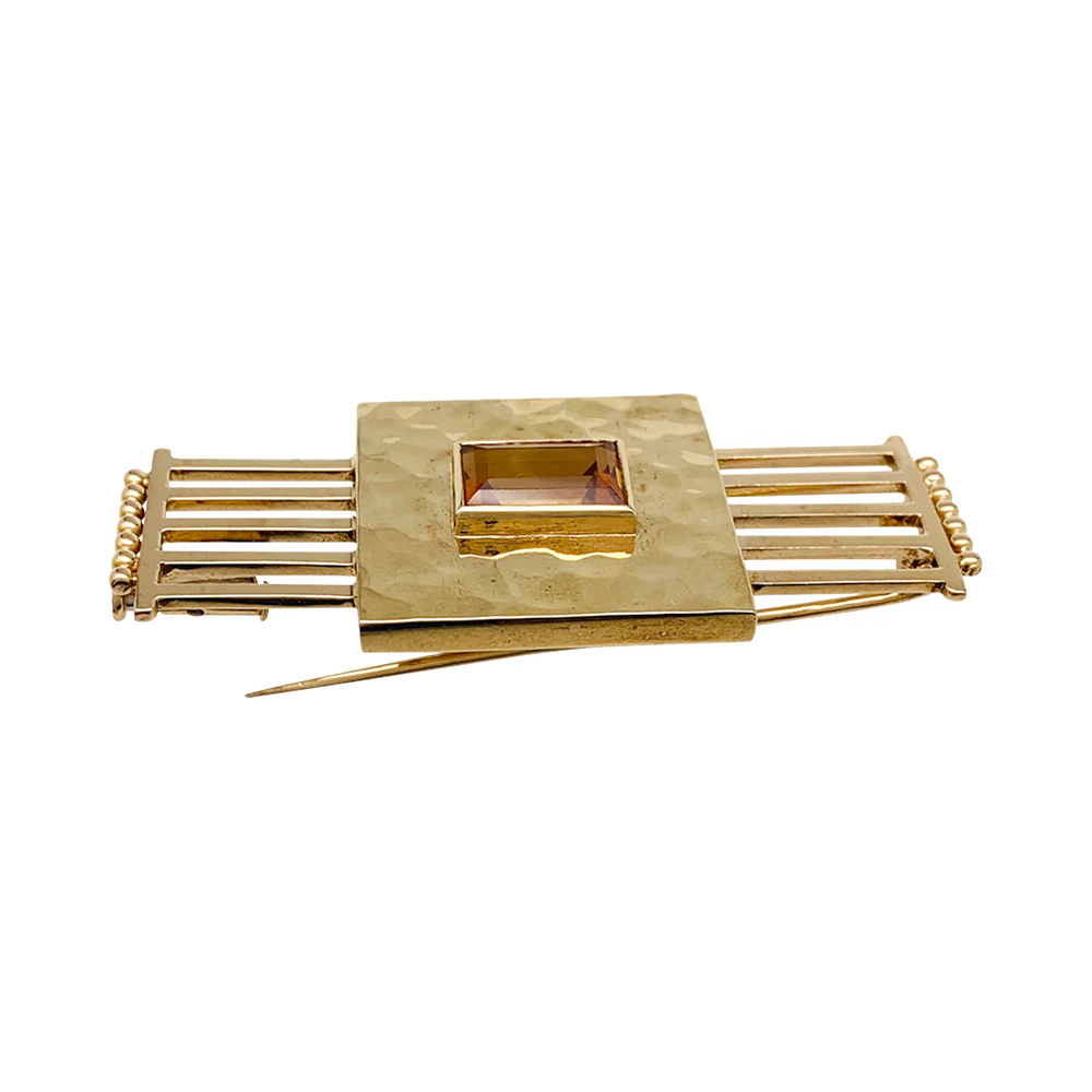 Une broche géométrique signée Jean Desprès en or jaune 750/000 martelé et lisse, centrée d’une citrine rectangulaire.  Poids brut: 17,2 grammes. - Image 3