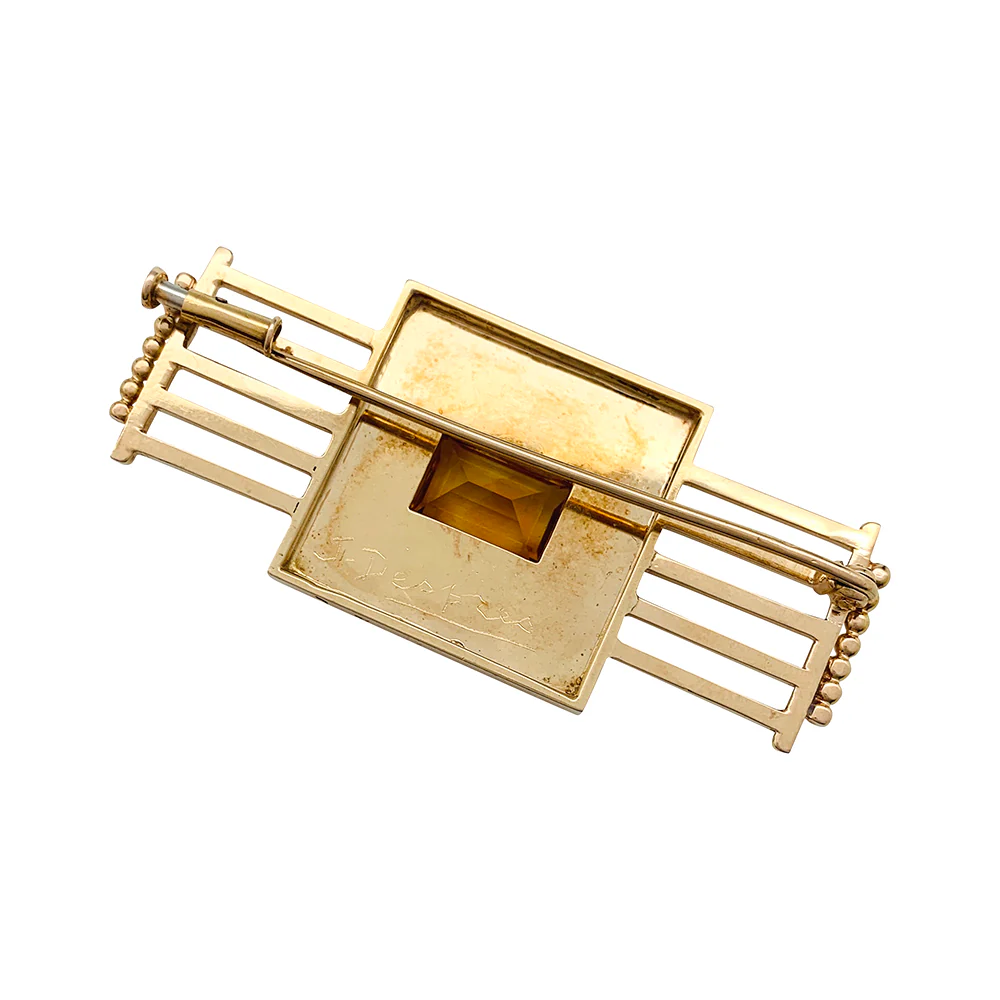 Une broche géométrique signée Jean Desprès en or jaune 750/000 martelé et lisse, centrée d’une citrine rectangulaire.  Poids brut: 17,2 grammes. - Image 5