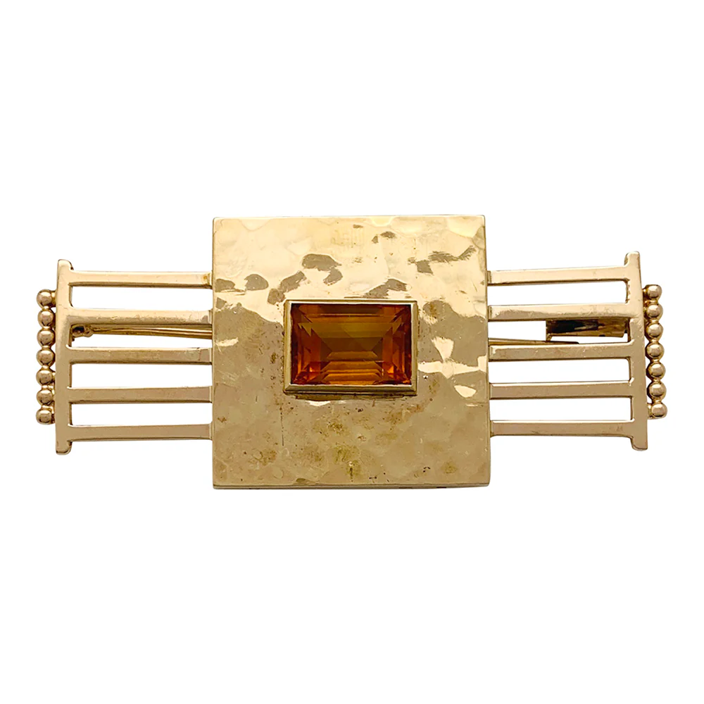 Une broche géométrique signée Jean Desprès en or jaune 750/000 martelé et lisse, centrée d’une citrine rectangulaire.  Poids brut: 17,2 grammes. - Image 6